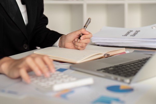 Recouvrement de créances via huissier à Liège : avantages